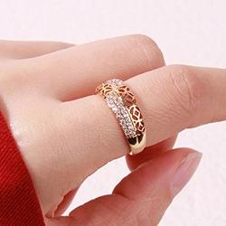 Close-up of a gold-plated wheat-pattern ring with zircon stones on a model's finger
