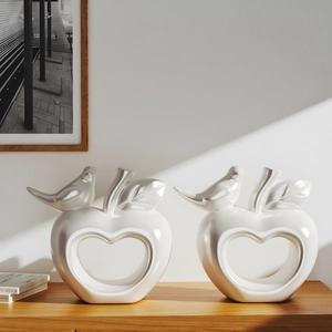 Zweiteiliges Set weißer Keramik-Apfel-Deko mit Herz und Vögeln für moderne Wohndekoration