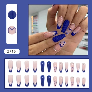 Faux ongles French bleus avec motifs cœur et texture pull et strass coffret de 24