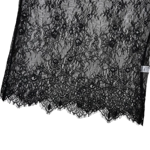 Dettaglio in pizzo nero floreale con bordi a ciglia e orlo smerlato rifinito
