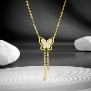 Collier double couche papillon en acier titane doré avec incrustation de nacre blanche