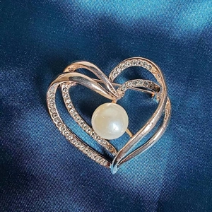 Rose gold double heart brooch with crystal rhinestones and pearl on blue silk