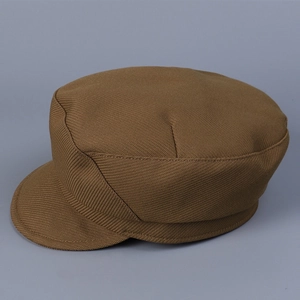 Vue détaillée de la casquette militaire marron en sergé de coton avec visière courte renforcée