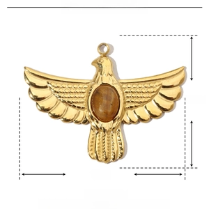 Vue détaillée du pendentif aigle doré avec pierre naturelle et dimensions précises