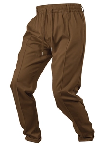 Detail einer braunen Herrenhose mit Kordelzug am Bund und scharfen Bügelfalten vorne