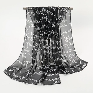 Foulard léger en mousseline noire avec imprimé graffiti blanc et texture transparente