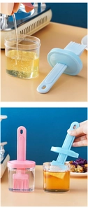 Détail du pinceau de cuisine en silicone avec flacon doseur en bleu et rose résistant