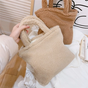 Dettaglio di borse tote in pile beige e marrone con chiusura lampo di sicurezza