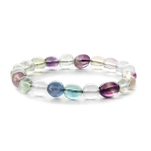 Bracciale in fluorite naturale sfaccettata con perle viola e blu su sfondo bianco lucido