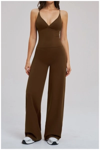 Vue avant de l'ensemble de yoga marron avec haut décolleté en V et pantalon de sport large