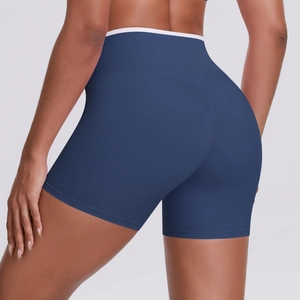 Détail du short de yoga bleu marine à bordure blanche montrant la couture et le tissu extensible