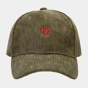 Gros plan sur la casquette de baseball en velours côtelé olive avec broderie cœur rouge