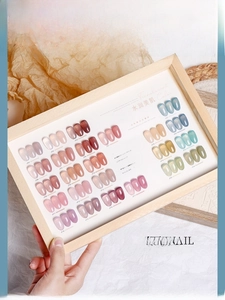 Présentoir de 24 couleurs de vernis à ongles gel translucide dans divers tons de nude