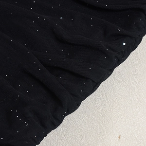 Detaillierte Nahaufnahme von schwarzem Netzstoff mit glitzernden Silberpailletten