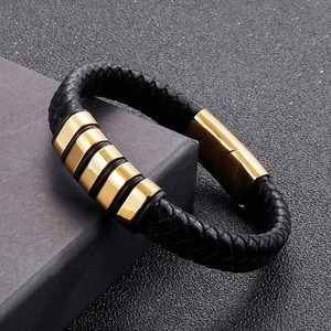 Bracelet tendance en cuir tressé noir pour homme avec accents en acier doré et fermoir aimanté