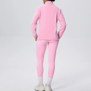 Vista posteriore del set yoga rosa con giacca in pile e leggings a vita alta