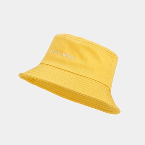 Détail de la broderie Stay Wild sur un chapeau bob en toile de coton jaune