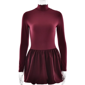 Elegante abito a trapezio bordeaux con collo alto, maniche lunghe e gonna a pieghe