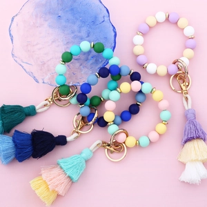 Set bracciali in silicone a tre strati colorati con nappe e portachiavi dorati eleganti