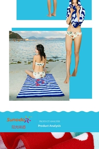 Macro-opname van microvezel strandlaken met blauwe strepen, rood anker en zachte textuur