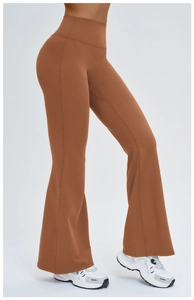 Détail du pantalon de yoga évasé à taille haute marron caramel avec coutures de contour