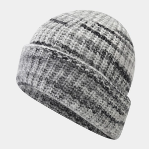 Gros plan détaillé sur la texture tricotée épaisse et le motif rayé gris de ce bonnet chaud