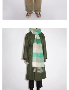 Détail d'une écharpe en mohair à carreaux avec franges montrant la texture douce verte