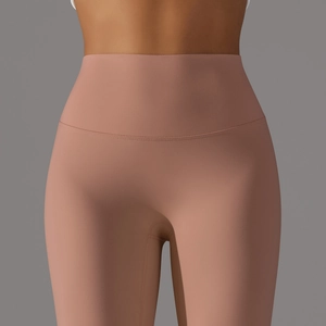Détail du legging de yoga taille haute couleur nude avec effet push-up fessier galbant
