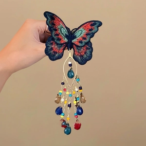 Pince à cheveux papillon brodée avec pampilles de perles de cristal en style vintage
