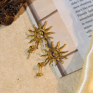 Orecchini vintage a sole in oro 18K con raggi in rilievo e trama a spirale dorata