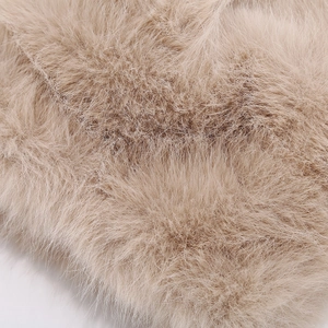 Gros plan de la texture en peluche marron clair de la chapka d'hiver chaude en polaire