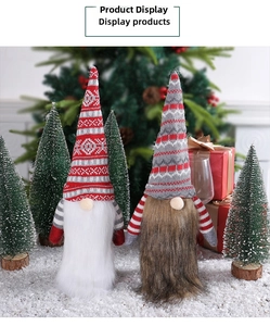 Scène festive avec deux gnomes de Noël avec chapeaux tricotés et barbes en peluche