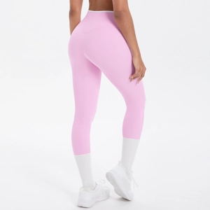 Détail du legging de yoga rose à taille haute montrant la couture galbante et l'effet push-up