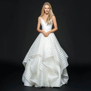 Elegante Abito Da Sposa In Pizzo Bianco Scollo V Righe Texturizzate Volant A Strati Abito Da Gran Gala Schiena Scoperta Lungo