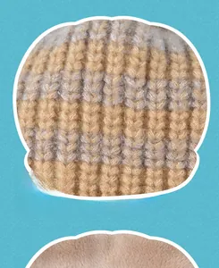 Dettaglio del cappello in maglia invernale con cuciture cammello e grigie e fodera in pile