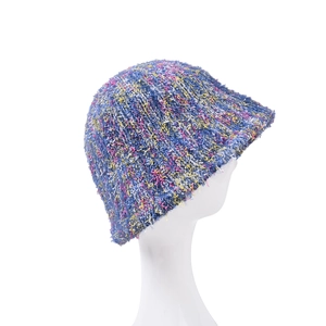 Dettaglio del cappello pescatore in maglia arcobaleno con trama di filati colorati