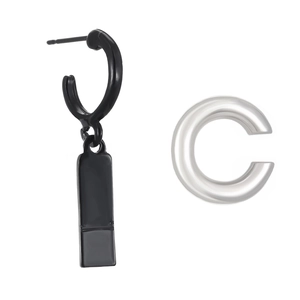 Détail d'une boucle d'oreille noire à pendentif et d'un ear cuff argenté poli en forme de C