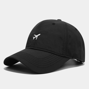 Casquette de baseball noire classique avec broderie avion vue sous un angle de 45 degrés