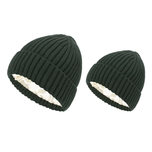 Détail de l'ensemble bonnet vert foncé doublé de satin pour protéger les cheveux