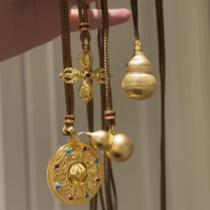 Goldene Zylinder-Halskette im Neuchinesischen Stil mit Zirkon und Buddhist-Motiven