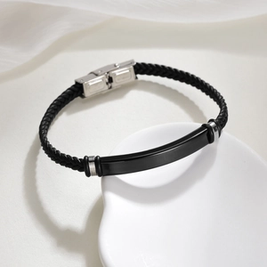 Klassisches schwarzes geflochtenes Kunstlederarmband mit polierter Metallplatte