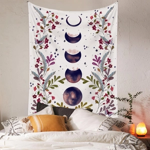 Détail d'une tapisserie bohème phases de lune avec fleurs et papillons pour chambre