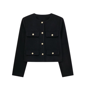 Détail d'une veste en tweed noire avec boutons dorés et quatre poches à rabat symétriques