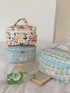 Trousses à maquillage en coton matelassé aux motifs floraux et pois avec poignées