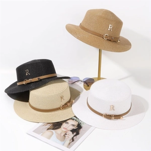 Chapeau de paille femme avec ruban cuir et lettre R en strass pour vacances plage