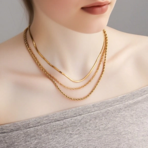 Nahaufnahme von dreilagiger 18K Gold Schlangen- und Seilkette als Halsketten-Set