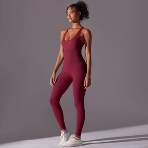 Detailansicht des weinroten nahtlosen Yoga-Jumpsuits mit schlankmachendem Schnitt und Rücken