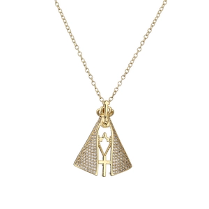 Collana con medaglione religioso dorato con cristalli scintillanti e dettaglio corona su bianco