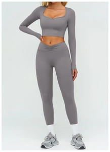 Dettaglio dei pantaloni da yoga a vita alta con cintura a V in tessuto grigio antracite