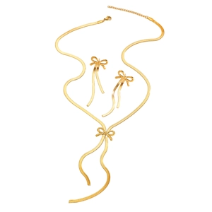 Goldenes Schleifen Schmuckset mit Schlangenkette und Quastenohrringen auf weißem Grund